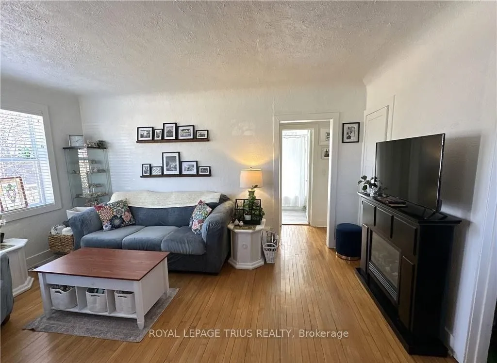 78 Queensway Drive, ON N3Y 4M6