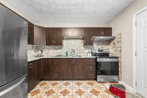 141 DAHLIA Avenue, ON K1H 6G1