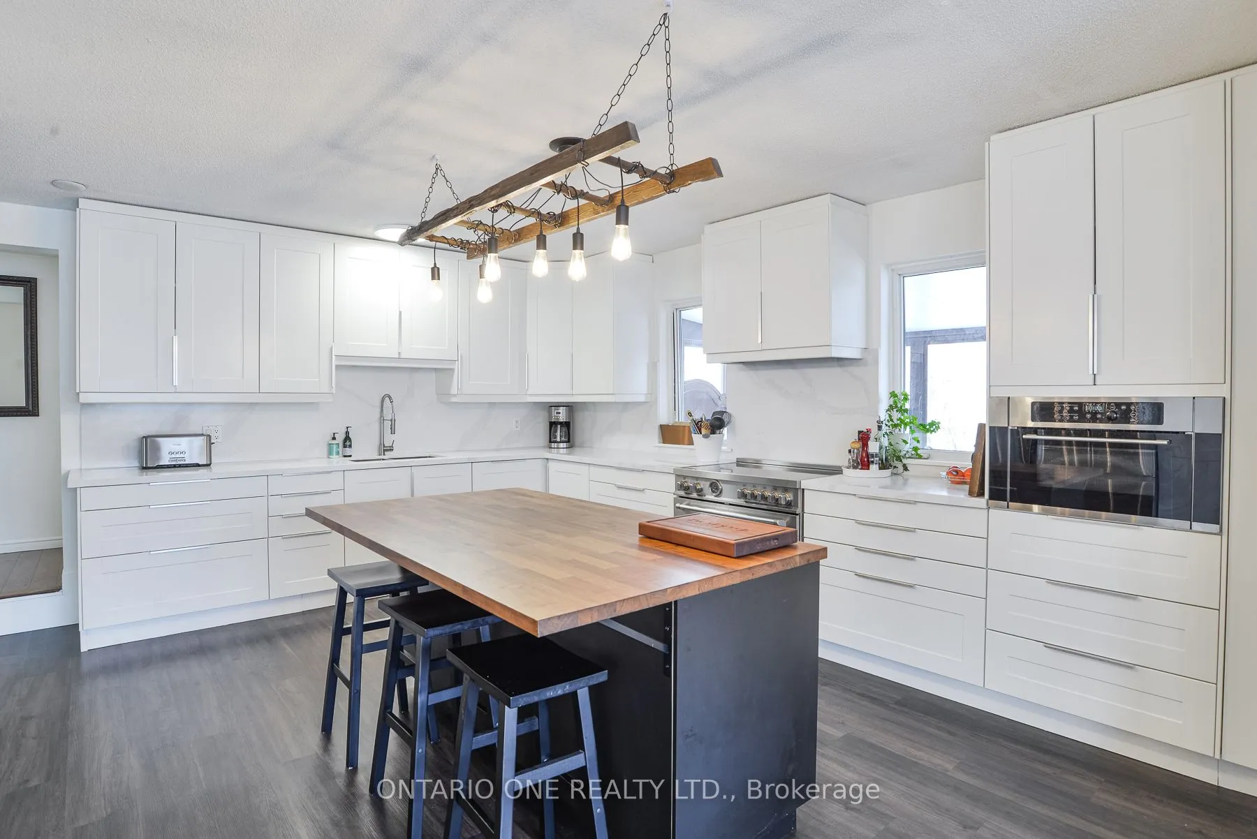 811 BAY Street, ON P1P 1G7