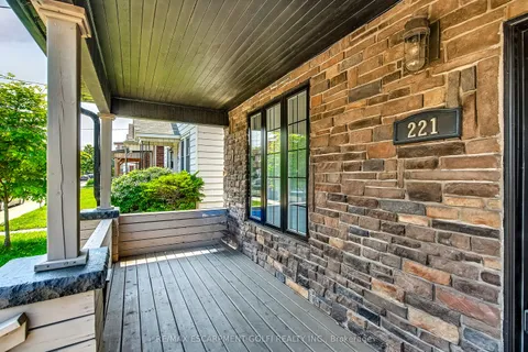 221 Rosslyn Avenue, ON L8L 7P8