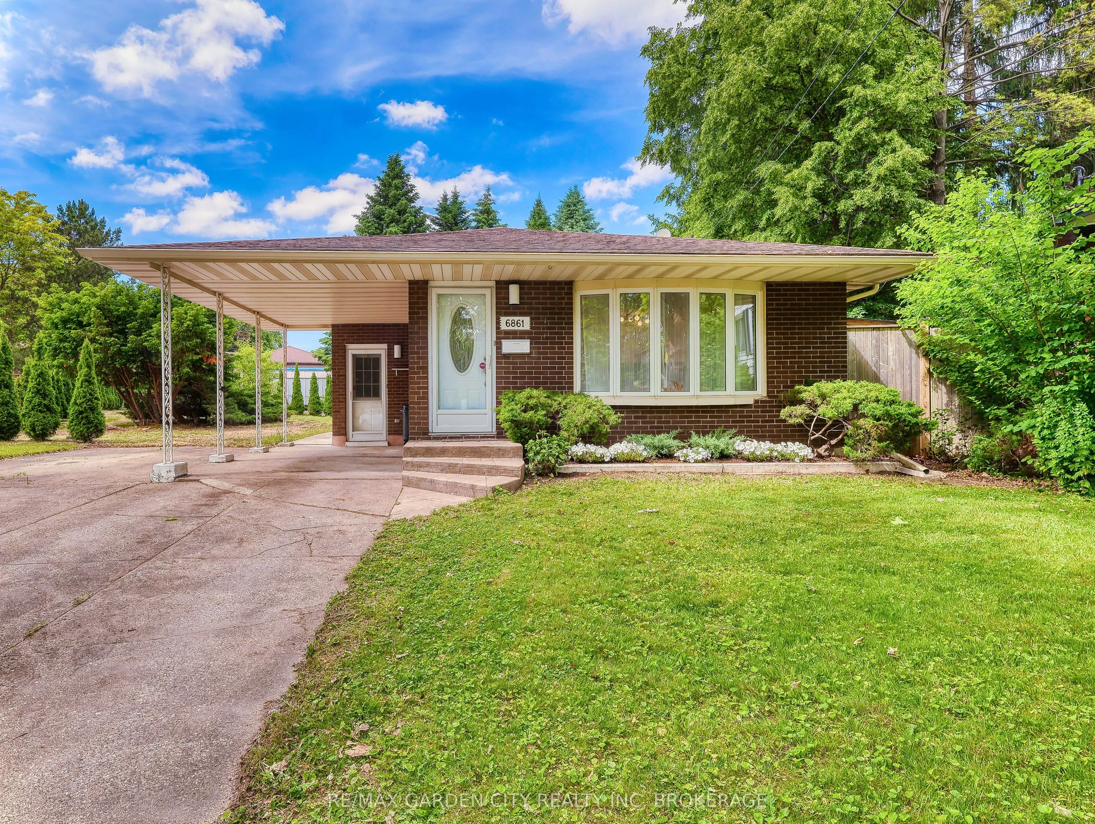6861 FAIRLAWN Crescent, ON L2G 5B1