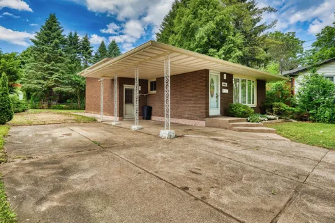 6861 FAIRLAWN Crescent, ON L2G 5B1