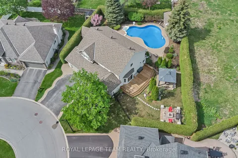 27 Heritage Grove Crescent, ON K2S 1R2