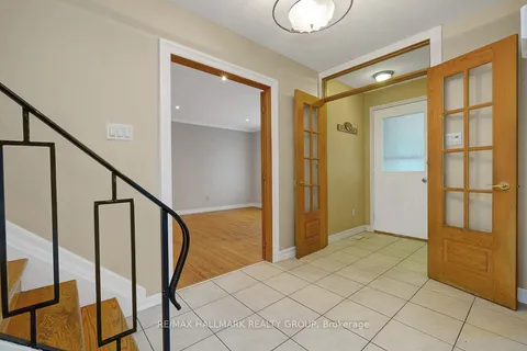 2149 Hubbard Crescent, ON K1J 6L3