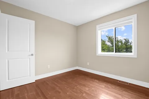 8 Keswick Street, ON L2P 1L9