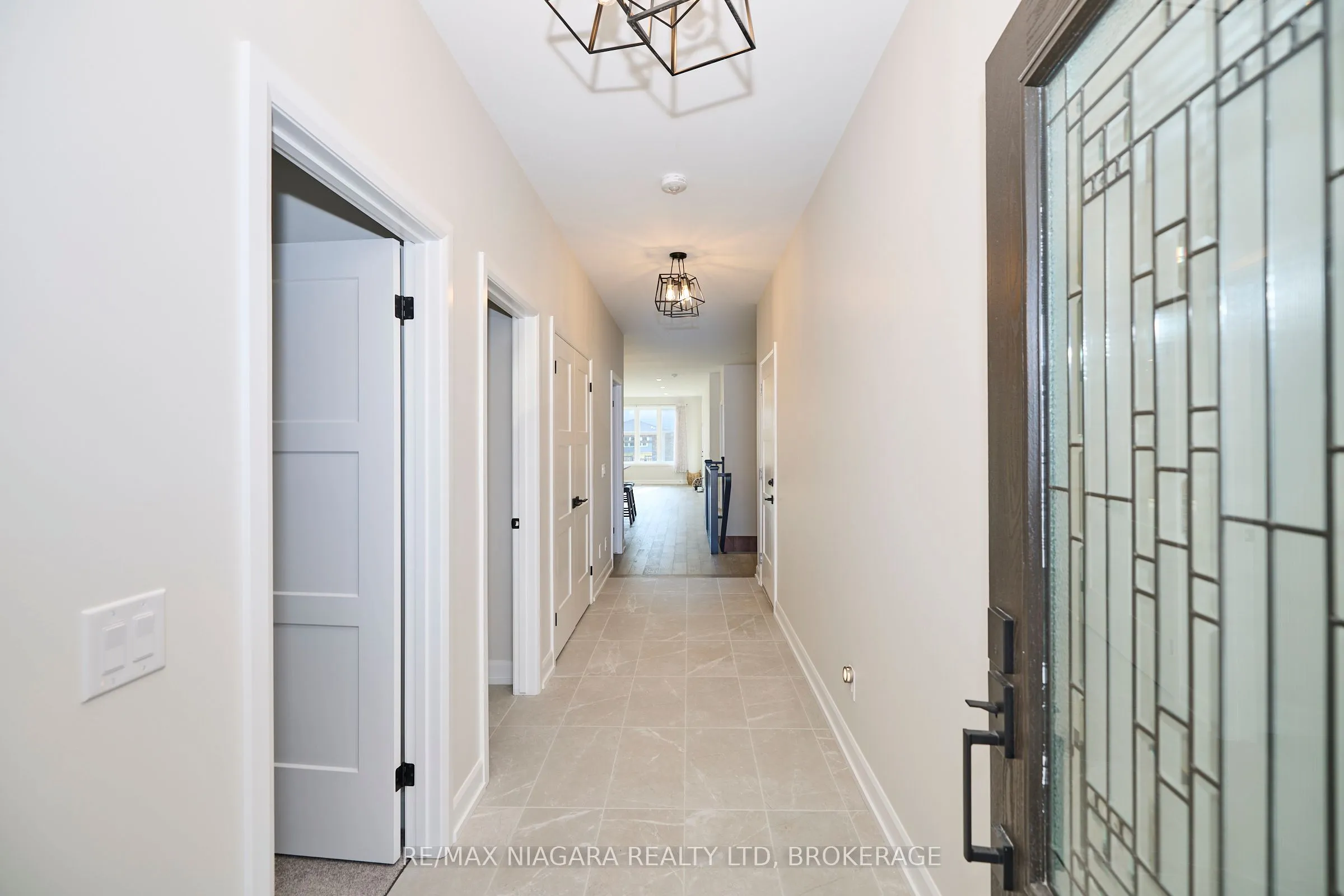 Att/Row/Townhouse living room at 3914 MITCHELL Crescent Fort Erie