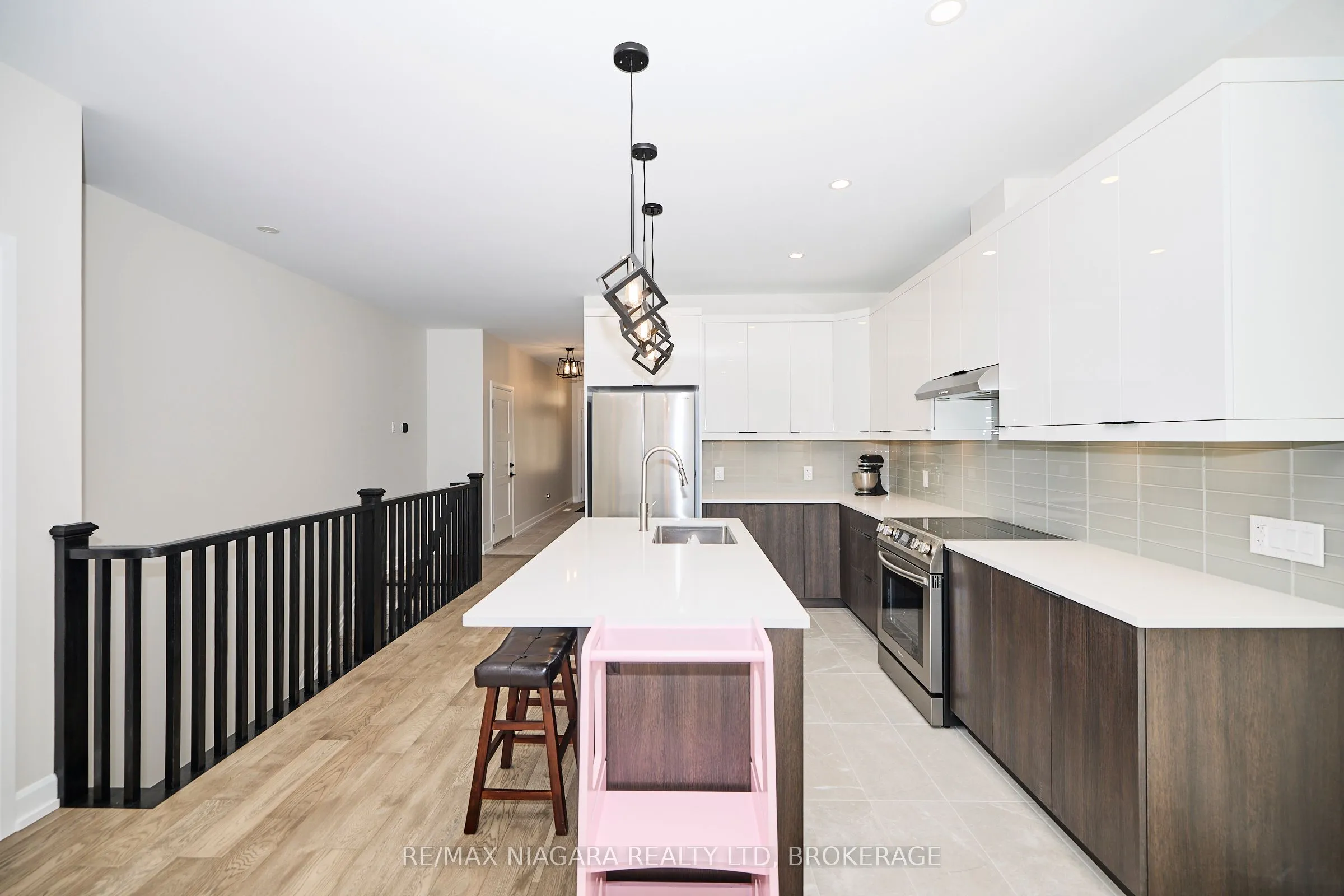 Att/Row/Townhouse kitchen at 3914 MITCHELL Crescent Fort Erie