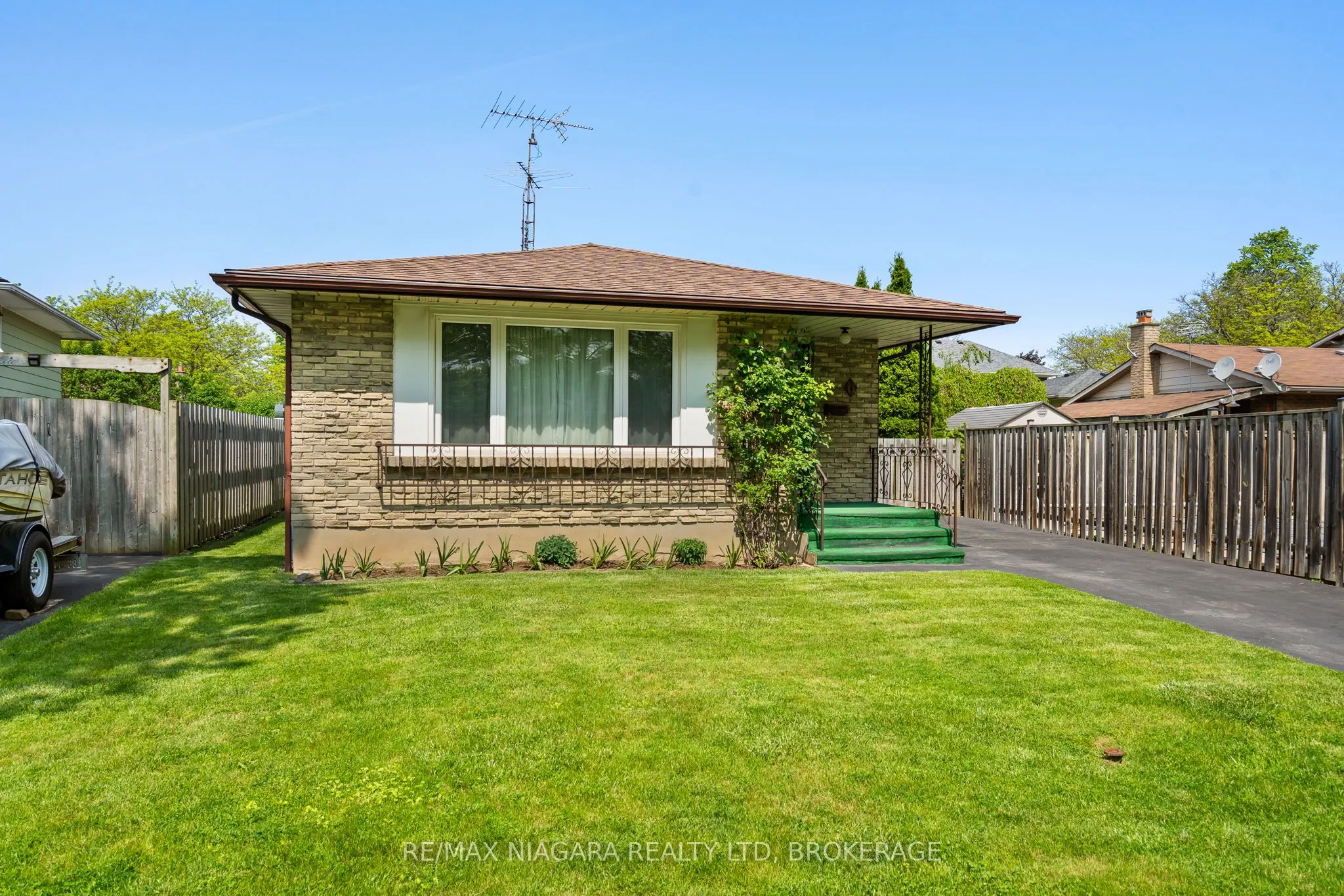 6 VANIER Court, ON L2N 6C8