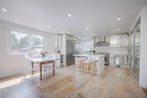 5 Woodgarden Court, ON L2M 7C9