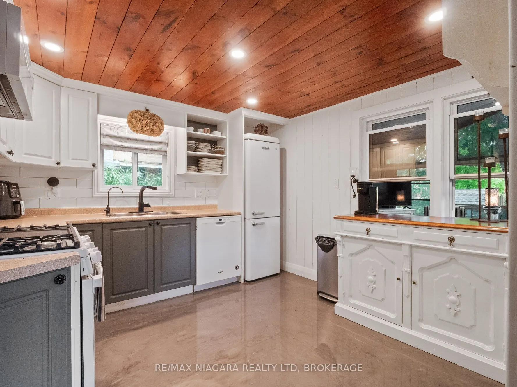 15 Adelaide Street, ON L2A 5K5