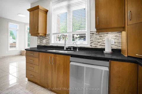 205 EAST RIVERTRACE Walk, ON N6G 5L1