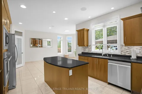 205 EAST RIVERTRACE Walk, ON N6G 5L1