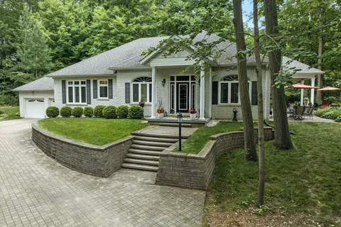 5 Paige Court, ON K9A 0W6