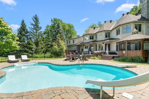 33 Marchbrook Circle, ON K2W 1A1