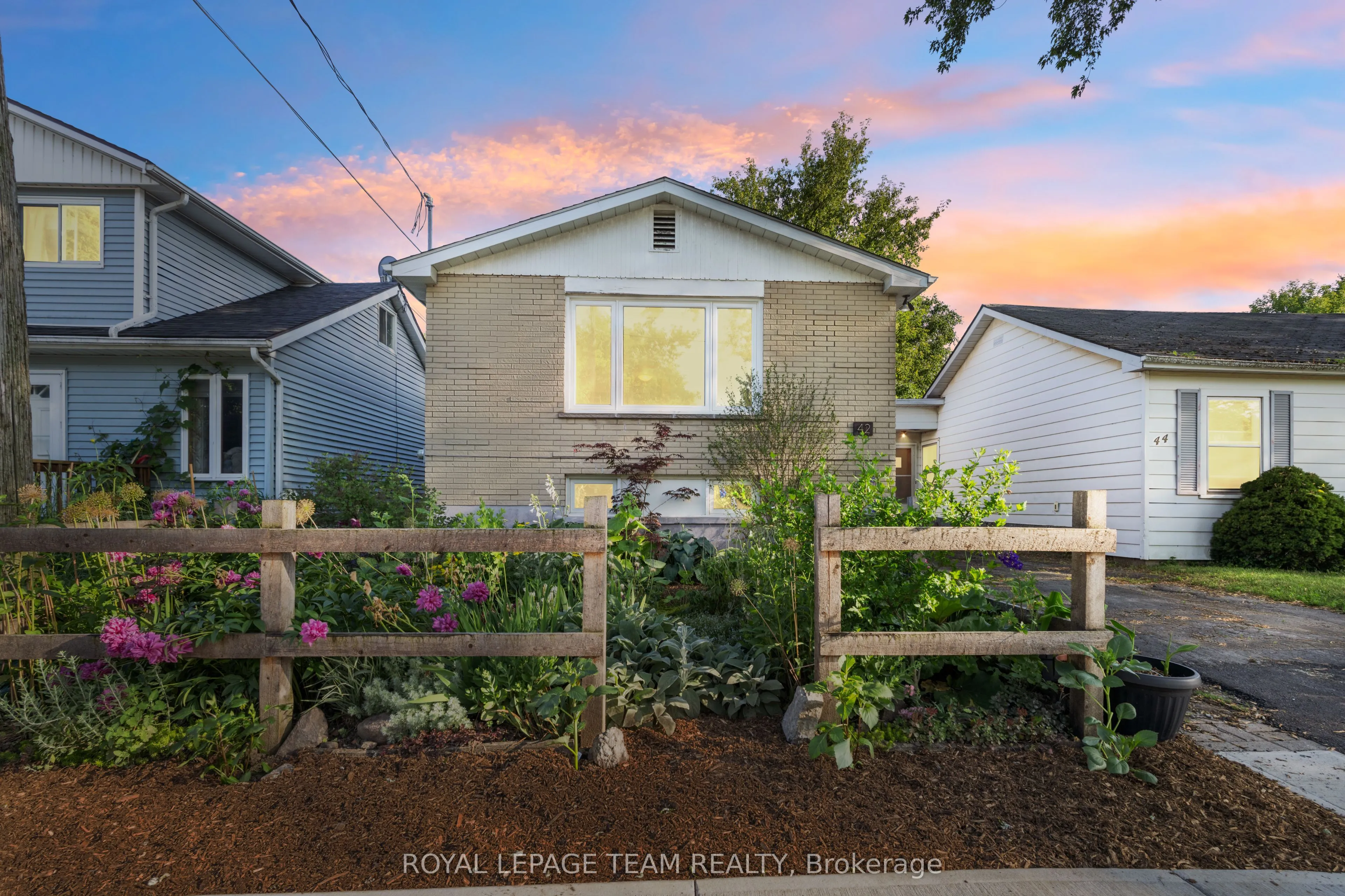 42 Fourth Avenue, ON K7K 2K2