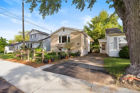 42 Fourth Avenue, ON K7K 2K2