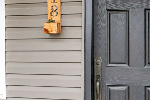 18 ELLIS Avenue, ON L8H 4L7