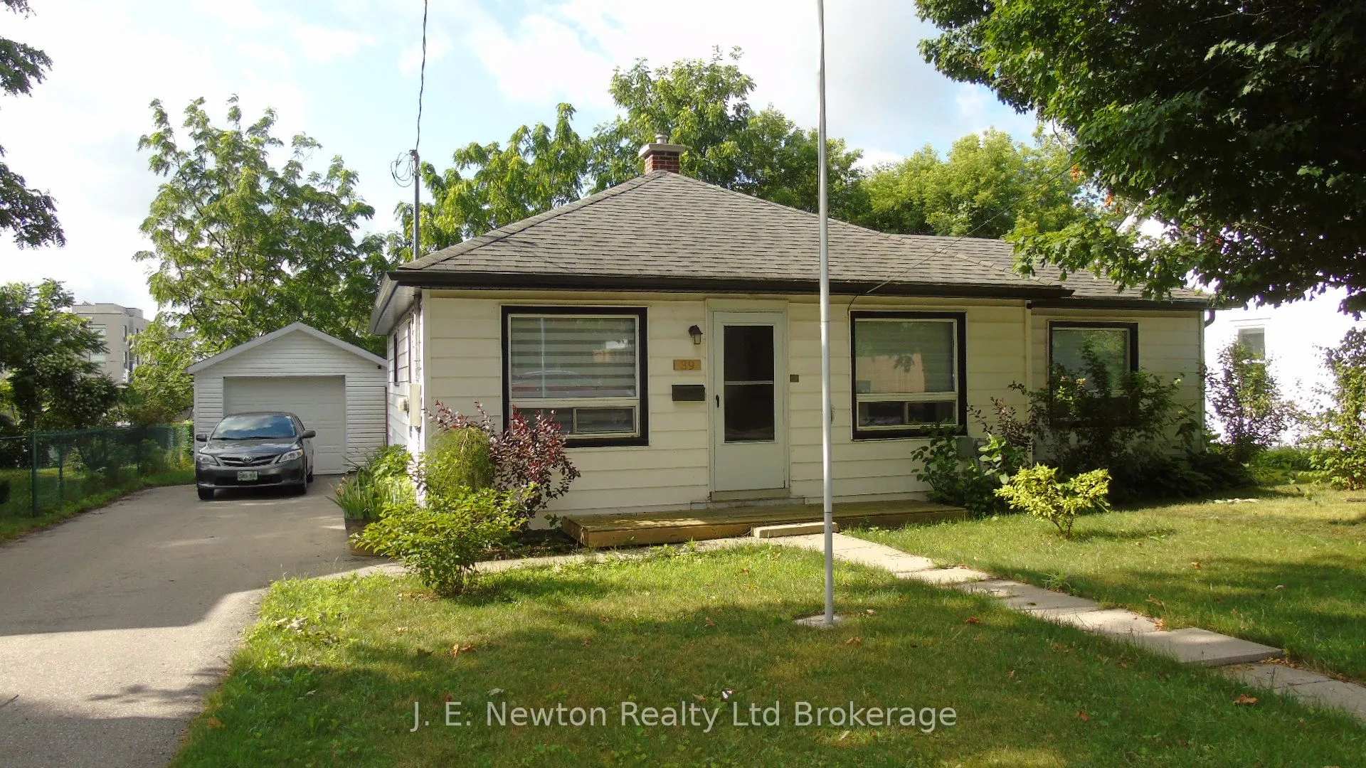 39 Pine Street, ON N4G 1L5
