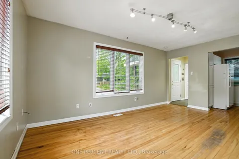 284 Anna Avenue, ON K1Z 7V6