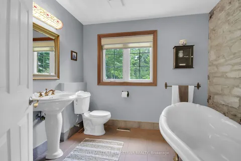 100 Loch End Road, ON K7C 0S9