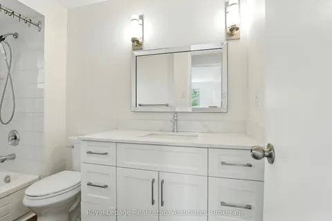 16 Hart Crescent, ON N6E 2W6