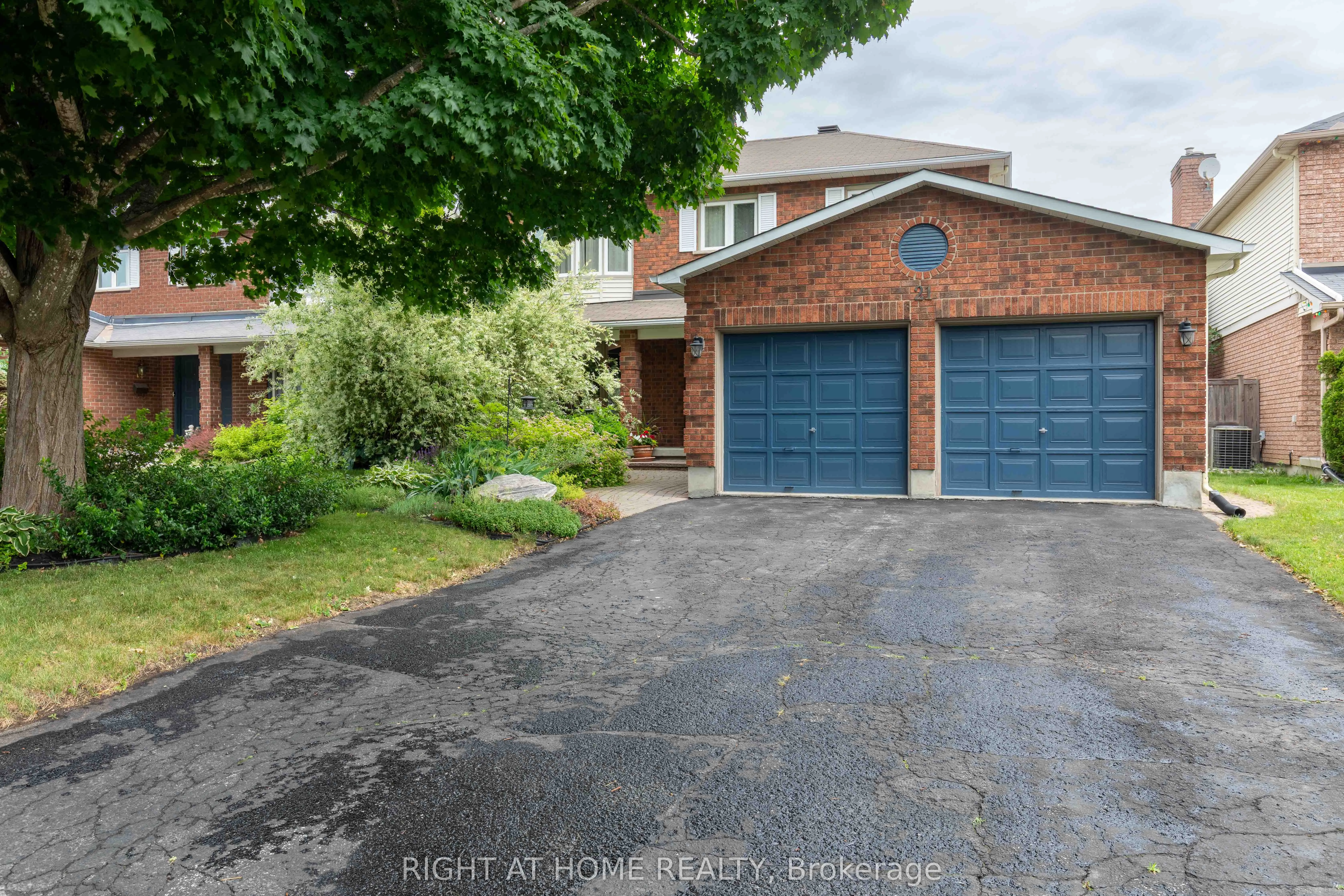 21 Hime Crescent, ON K1G 4S1