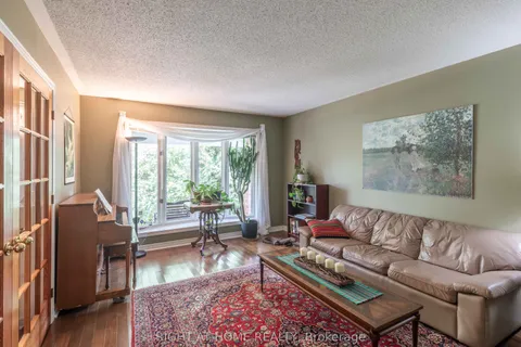 21 Hime Crescent, ON K1G 4S1