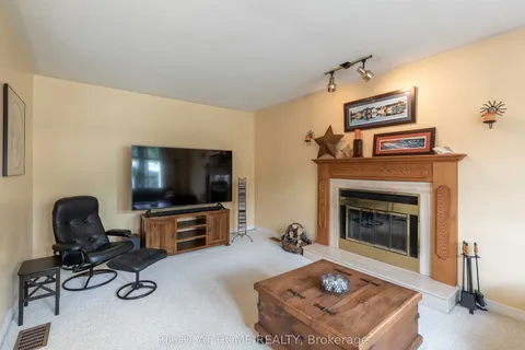 21 Hime Crescent, ON K1G 4S1