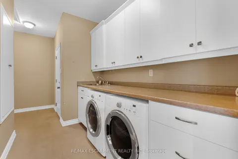 28 MAPLEWOOD Court, ON N1A 3G8