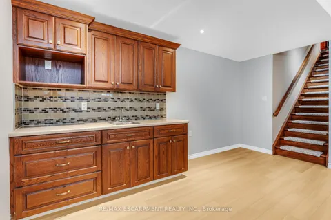 28 MAPLEWOOD Court, ON N1A 3G8