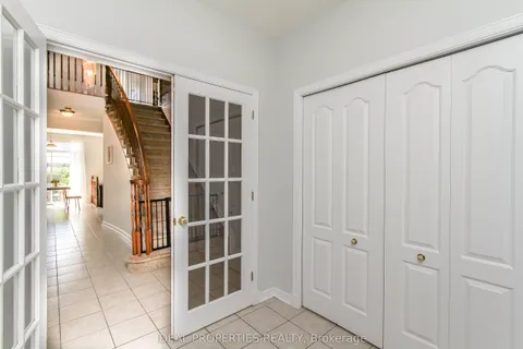 27 Fanterra Way, ON K1T 3Y7