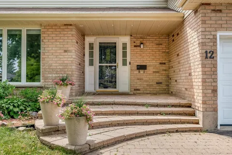 12 Hastings Drive, ON K8V 6L3