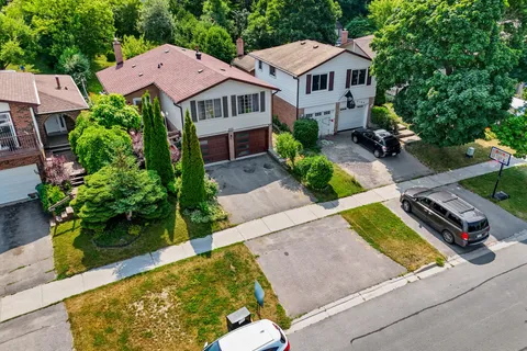 2102 Walker Avenue, ON K9L 1S1