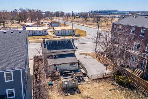 789 King Street, ON K7M 2G5