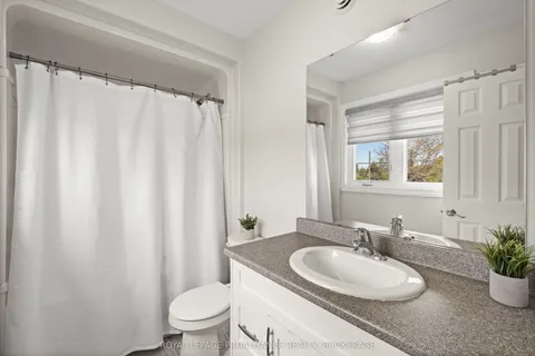 16 Park Crescent, ON K7N 0C2