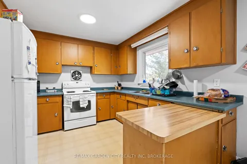 304 FIRST Avenue, ON L3C 1Y8