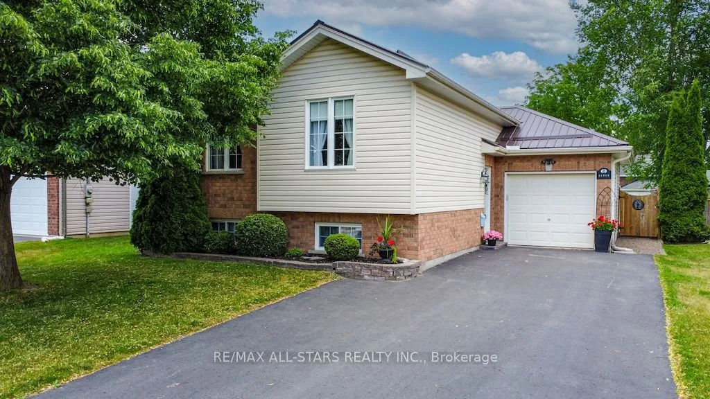 8 Trailway Lane, ON K9V 6L3