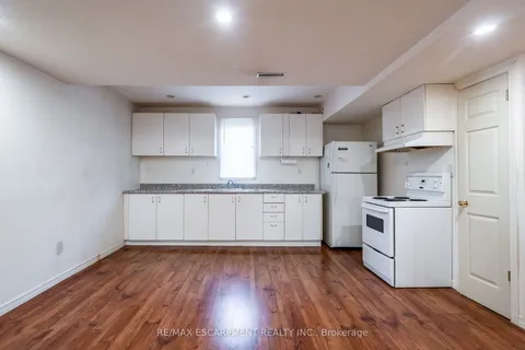 154-156 Freelton Road, ON L8B 0Z5