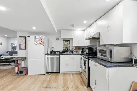 42 Bloomfield Avenue, ON L2P 1X3