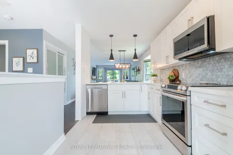 4 Jackson Court, ON L3C 7G2