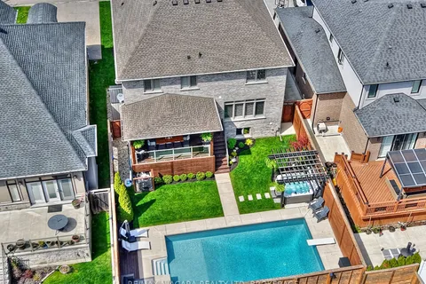 8886 Black Forest Crescent, ON L2H 0M8