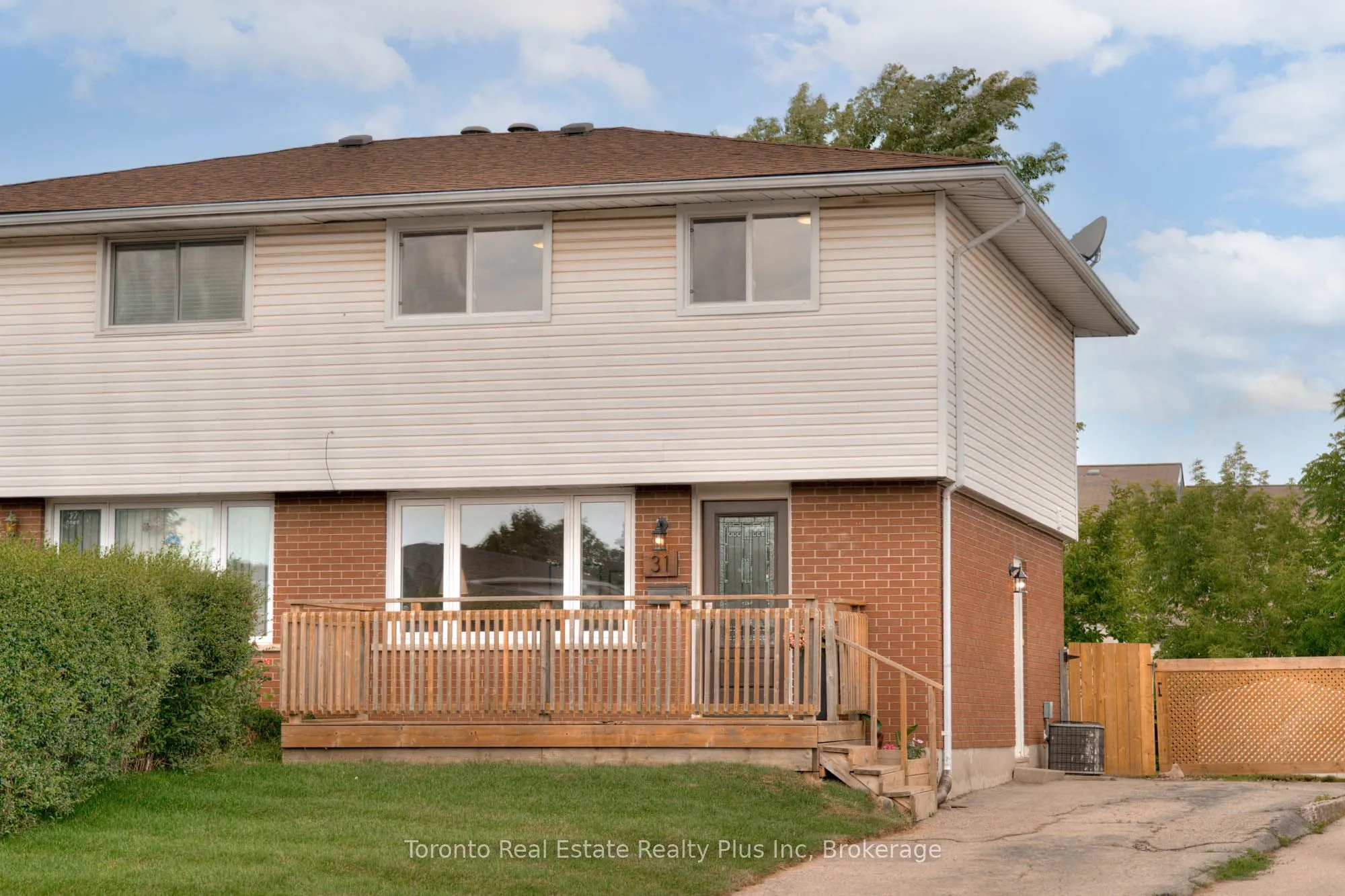 31 Roberts Crescent, ON N2E 1A6