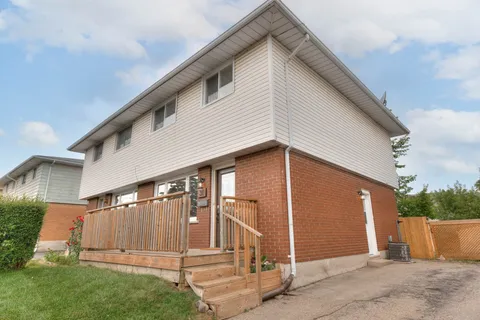 31 Roberts Crescent, ON N2E 1A6
