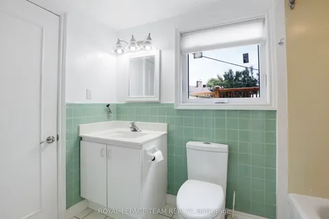 1939 Wembley Avenue, ON K2A 1A8