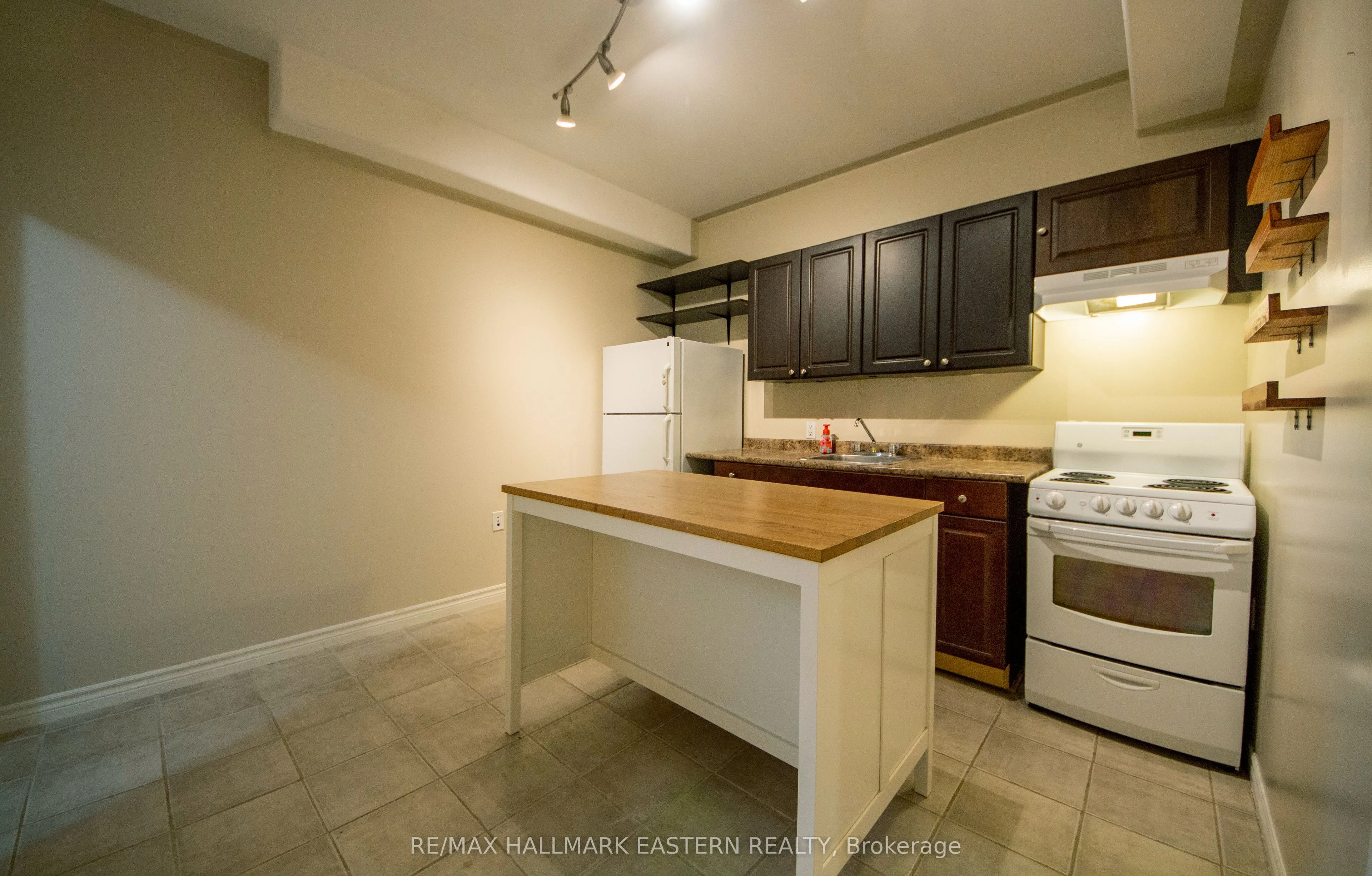 1568 Ireland Drive, ON K9K 2T2