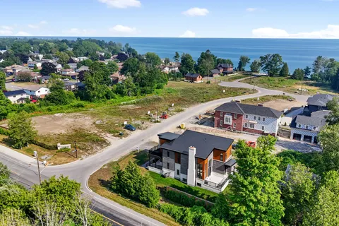 213 Suzanne Mess Boulevard, ON K9A 3L3