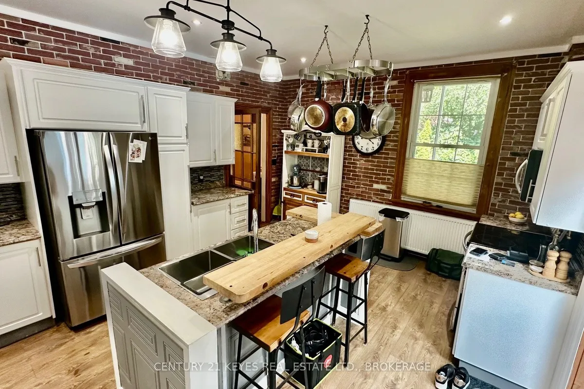 223 King Street, ON K7G 2G7