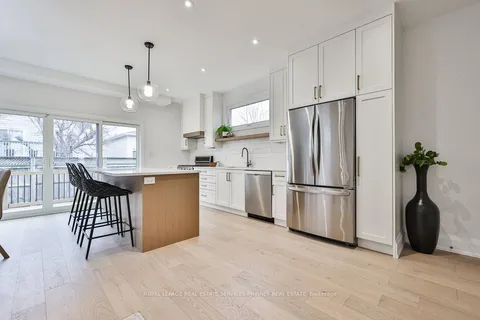 28 Lakeside Drive, ON L2M 1P4