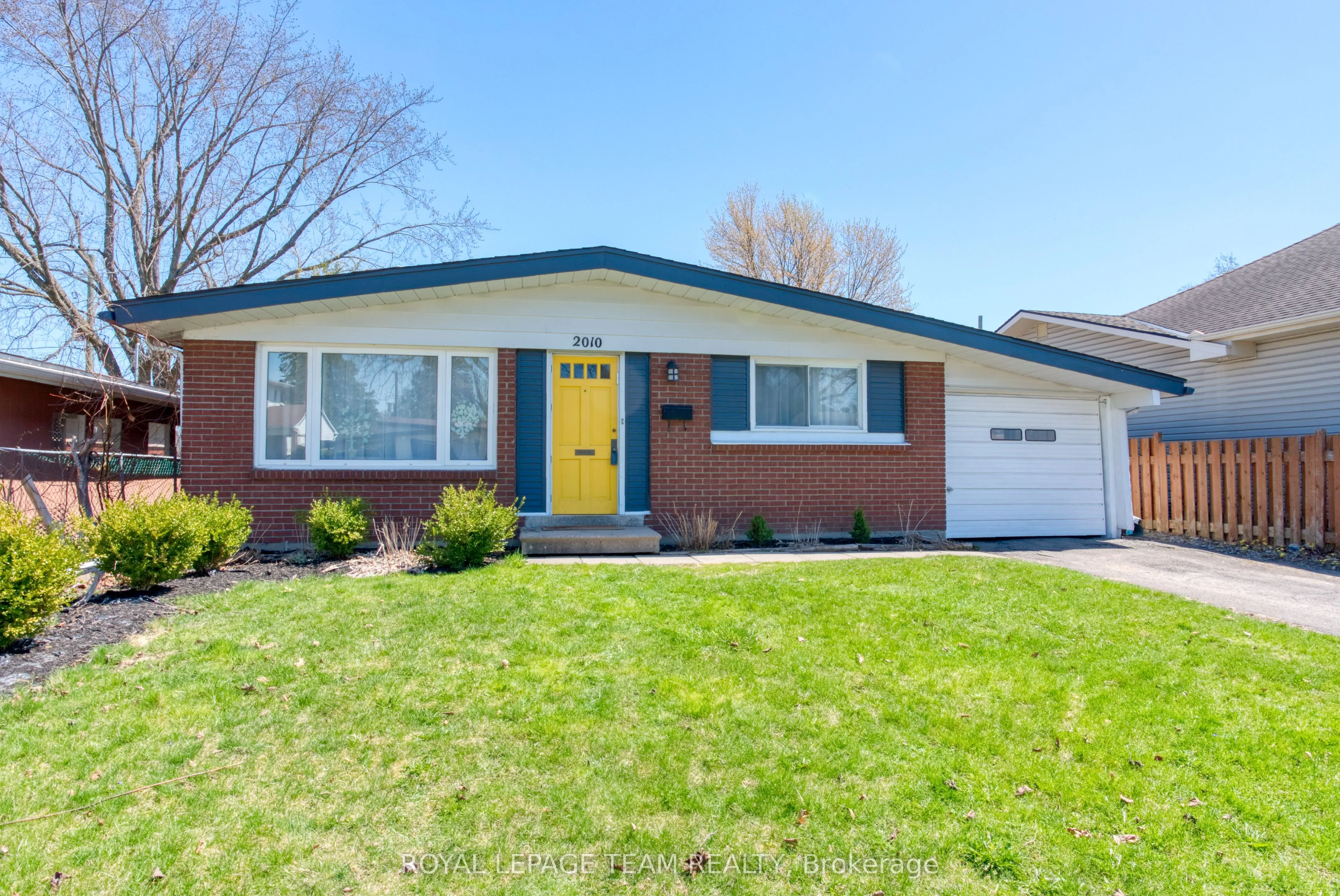 2010 Featherston Drive, ON K1H 6P9