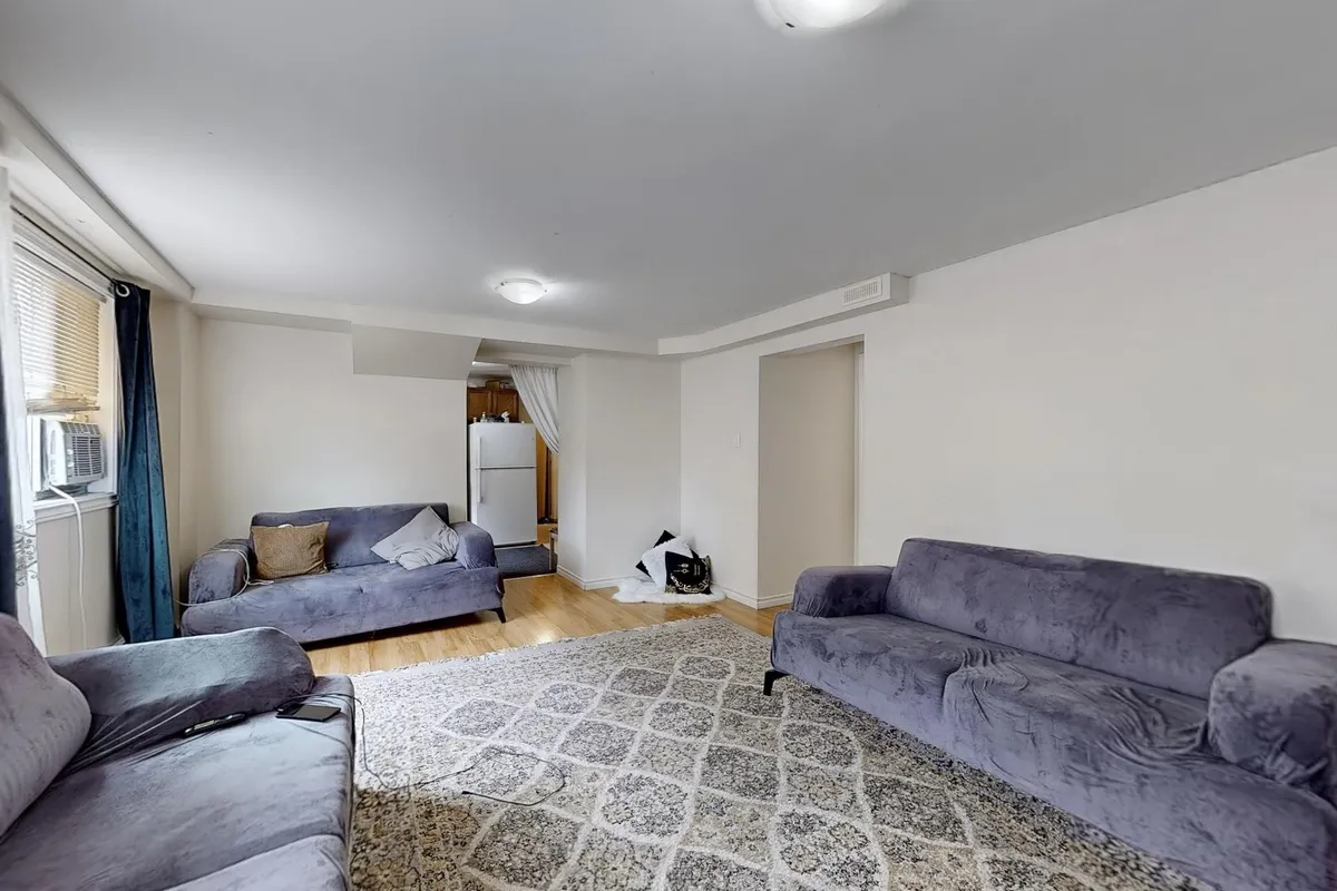 253 Mohawk Road, ON L9A 2H5